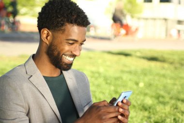 Cep telefonuyla dışında güzel iş adamı