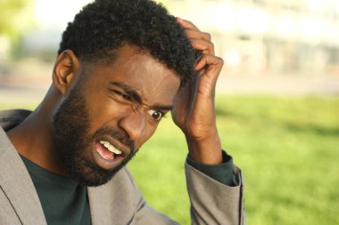 Siyah adam parkta düşünüyorum