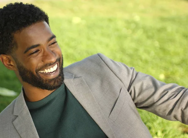 Dışarıda güzel mutlu işadamı