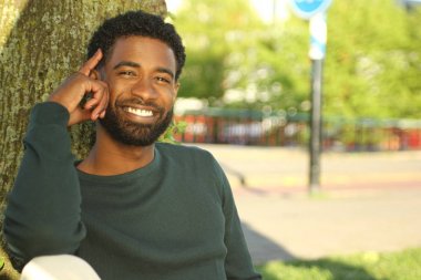 Dışarıda güzel mutlu bir Afro-Amerikan adam