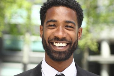 Dışarıda güzel mutlu işadamı