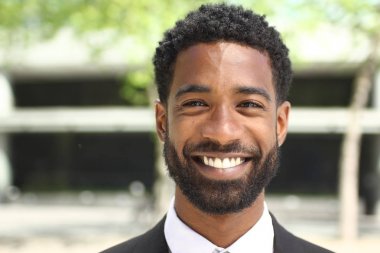 Dışarıda güzel mutlu işadamı