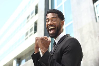 Dışarıda güzel mutlu işadamı