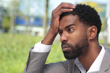 Siyah gergin işadamı hakkında bir şey düşünüyor