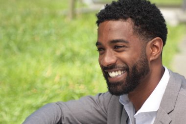 Dışarıda güzel mutlu işadamı