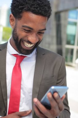 Cep telefonuyla dışında güzel iş adamı