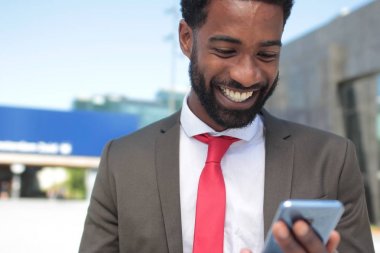 Cep telefonuyla dışında güzel iş adamı