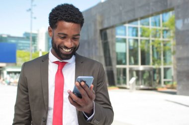 Cep telefonuyla dışında güzel iş adamı