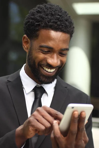 Mooie Zakenman Praten Aan Telefoon Buiten — Stockfoto