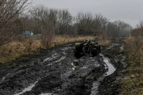 Çirkin mudded yolun bir motosiklet
