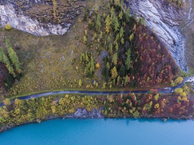 Buz Mavisi rezervuar sonbahar ağaçları ile