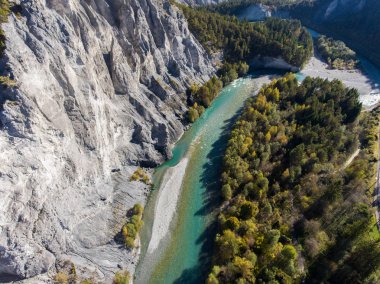 Wildwater Nehri Kanyon yüksek taş duvar