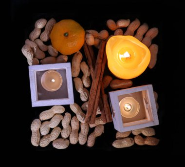 Advent dekorasyon tarçın, portakal ve mum