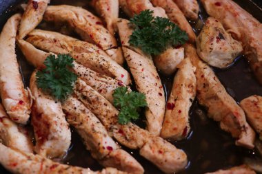 iştah açıcı tavuk taze hazırlanmış ve de baharatlı şeritler