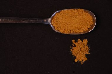 üzerine bir kaşık mutfak otlar