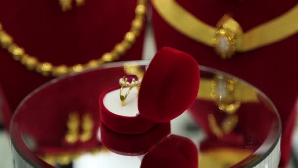 Roterende Gouden Ring Met Een Rode Diamant Het Oppervlak Van — Stockvideo