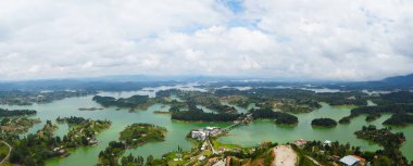 Kolombiya El Penon üstünden gördüm Guatape Gölü