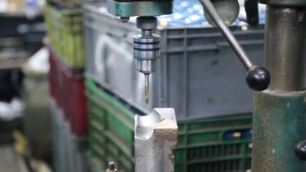 Ein Arbeiter Beim Bohren Eines Metalls Einer Werkstatt — Stockvideo