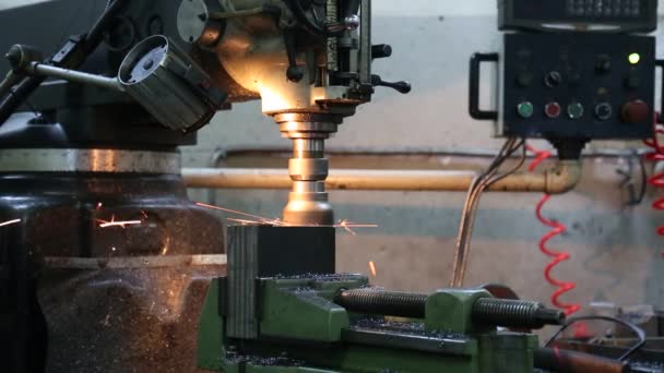 Machine travaillant sur l'acier dans l'usine de tour 