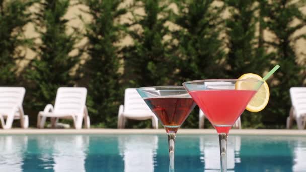 プールの近くの夏の暑さの夏の飲み物をいっぱい つのグラス — ストック動画