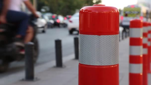 Stadsverkeer Met Traffic Cones — Stockvideo