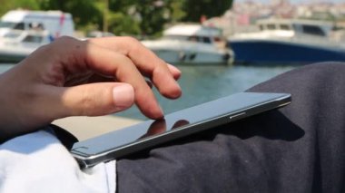Smartphone ekran kullanarak ele