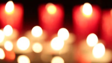 Yakıcı ve karanlıkta parıldayan kırmızı mumlar