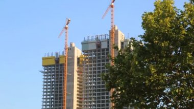 İnşaat alanında vinç çalışır