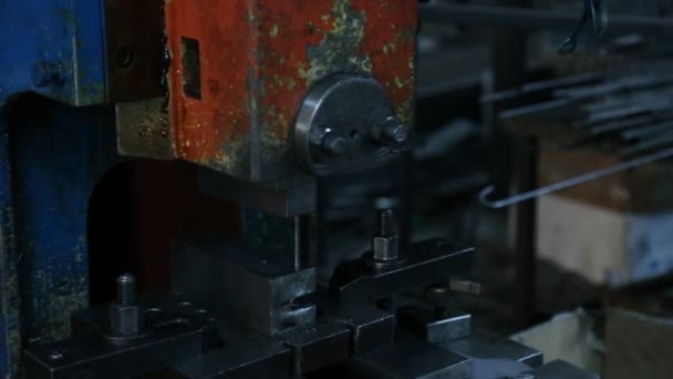 Lavoratore Fabbrica Foratura Parti Metalliche Con Una Macchina — Video Stock