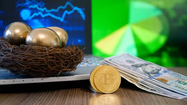 Altın yumurta, Bitcoin dijital para ve Doları. Gelecekte yatırım kavramı.