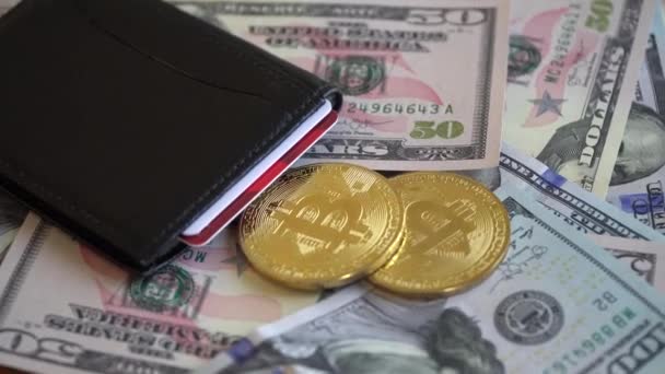 Bitcoin Girando Billetes Dólares Estadounidenses Con Billetera Tarjeta Crédito — Vídeo de stock