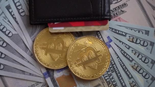 黄金位硬币 Btc 硬币旋转在美国美元的钞票与钱包和信用卡 — 图库视频影像