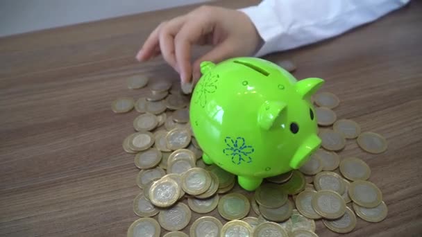 Geld Der Spardose Sparen — Stockvideo