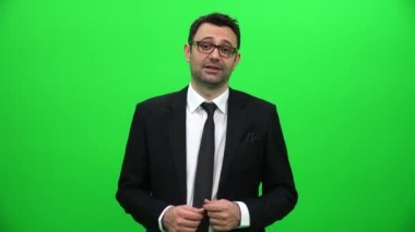 Yeşil ekranda konuşan işadamı