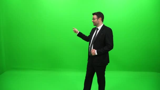 Zakenman Presenteren Door Een Hand Een Groen Scherm — Stockvideo