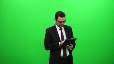 Genç erkek işadamı tablet ile yeşil ekran kullanma 