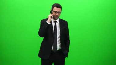 İş adamı telefonda konuşuyor.