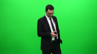 Cep telefonuyla yeşil ekranda işadamı