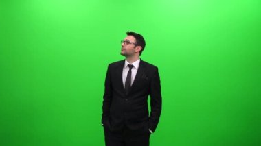 İşadamı yeşil ekranda arama