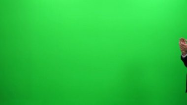 Genç beyaz iş adamı karşı yeşil ekran alkış. Sağ tarafta.
