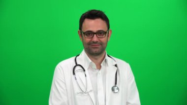 gülümseyen genç erkek doktor portresi