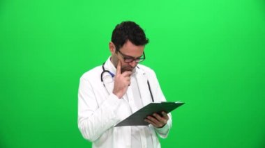 Doktor panoya yazı yazıyor.