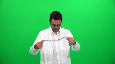 Doktor stetoskop üzerinde koyarak