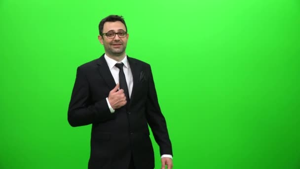 Homme Affaires Levant Présentant Quelque Chose Sur Écran Vert Côté — Video