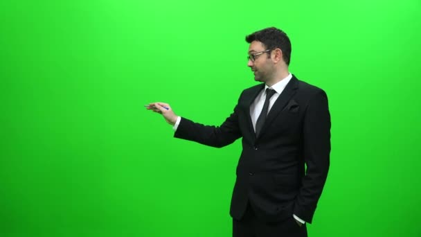Businessman Presenting Front Green Screen Right Side — Stock Video