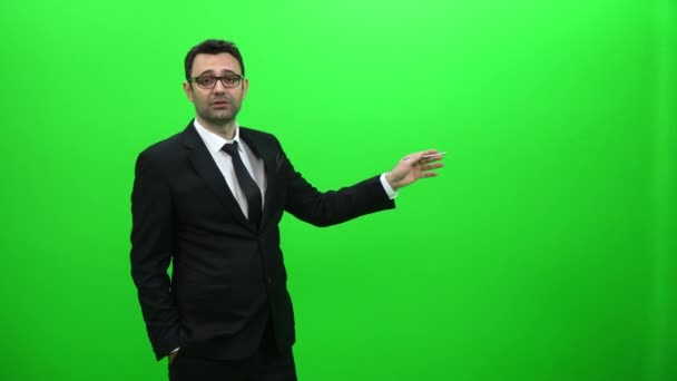 Businessman Presenting Front Green Screen Left Side — Stock Video