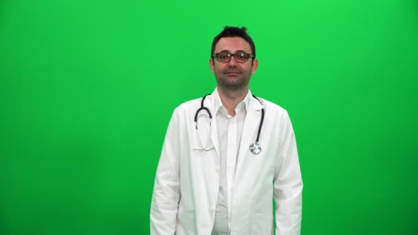 Doctor Mostrando Señal — Vídeos de Stock