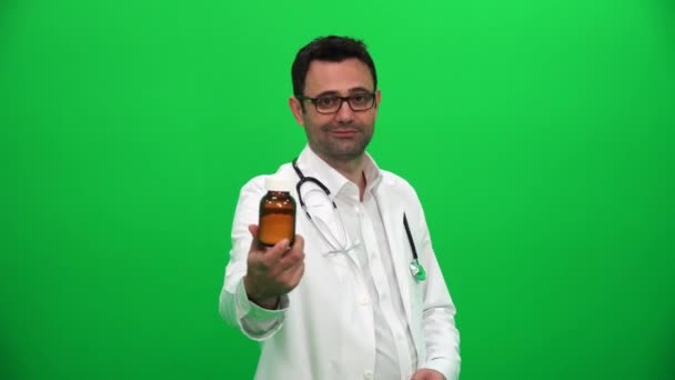 Arzt Mann Zeigt Pillen Auf Grünem Bildschirm Hintergrund — Stockvideo