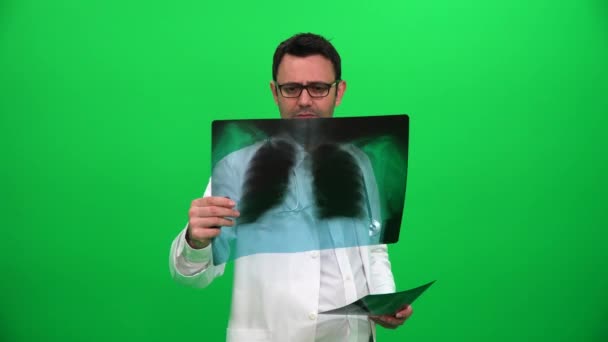 Arzt Analysiert Röntgenbild Auf Grünem Bildschirm — Stockvideo
