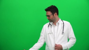 Kaldırma ya da bir şey üzerinde yeşil ekran sunan doktor. Sağ tarafta.